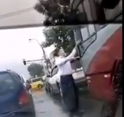 Hombre que devolvió la basura del chófer: "Hay que concienciar, no tirar basura desde el vehículo"