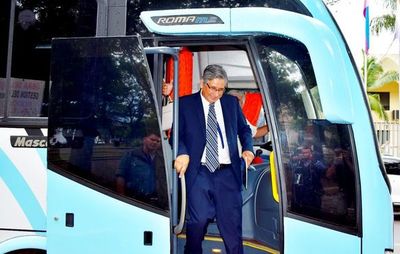 Gobernador presenta bus comprado a precio de oro