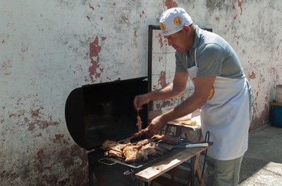 Un reo que busca reinsertarse vendiendo “asadito” en Tacumbú