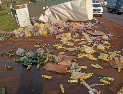 Camión repleto de gaseosas vuelca en Minga Guazú