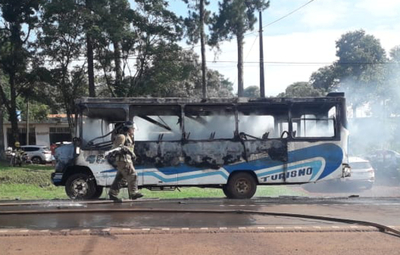 Bus de transporte publico arde en llamas en pleno servicio