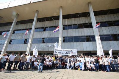 Funcionarios amenazan con paralizar el país si recortan sus beneficios