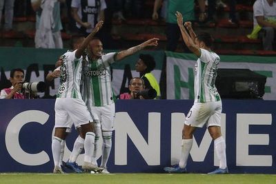 Atlético Nacional aplasta a un apagado Huracán