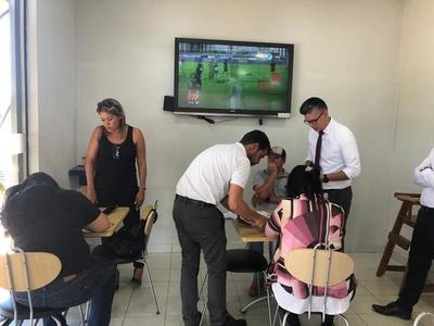 Mujer y cómplices imputados por supuesta extorsión a brasileño