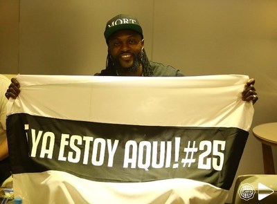Emmanuel Adebayor arribó en la madrugada a Asunción