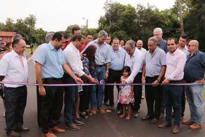 El Presidente de la República Mario Abdo Benítez habilitó tramos asfaltados en Itauguá, Ypacaraí, Areguá y visitó a artesanos aregueños