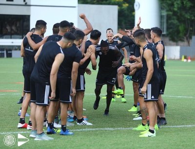 Adebayor entrenó por primera vez con el plantel de Olimpia