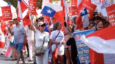 Miles de personas marchan en Santiago por el rechazo a una nueva Constitución