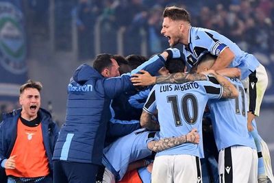 Lazio remonta, gana al Inter y sigue soñando