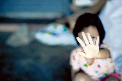 Niña golpeada por su tío con intenciones de abuso, sigue en estado grave