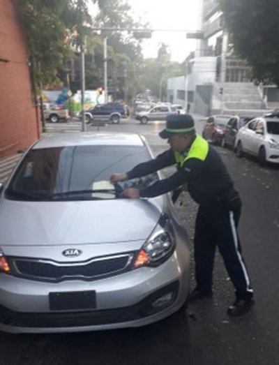 Seis vehículos al corralón por estacionar en lugares no permitidos al inicio de clases