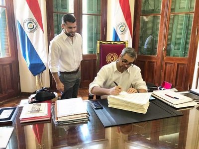 Mario Abdo promulga ley que regula el financiamiento político