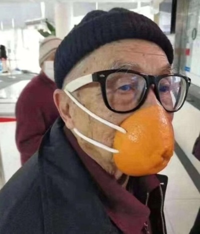 Chinos improvisan métodos caseros ante la escasez para combatir al coronavirus