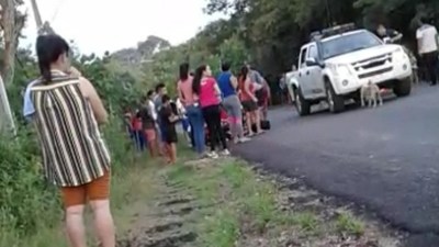 Motociclista choca contra camioneta y una niña de nueve años pierde la vida