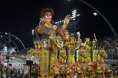 Brasil: Con mucho color, baile y música comenzó su primer día de Carnaval