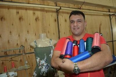 El diseñador que confecciona ropa para mujeres intramuros