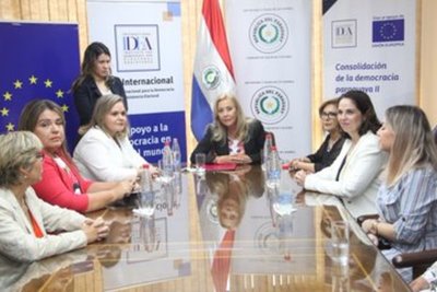 Senadoras realizan una conmemoración por el Día de la Mujer Paraguaya