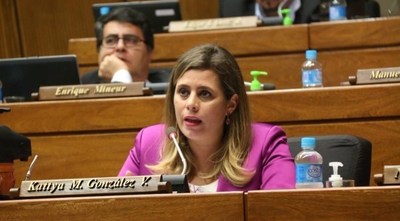 Para Kattya González, Miguel Cuevas debe ser reemplazado de forma definitiva