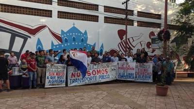 Choferes de MUV y Uber protestan por persecución que sufren en San Lorenzo