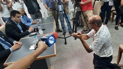 Cuidacoches piden de rodillas que los dejen trabajar hoy porque "ni siquiera tienen para el desayuno"