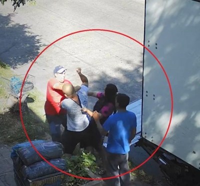 |VIDEO| Dueño chino de un supermercado se peleó con un repartidor que bromeó sobre el coronavirus