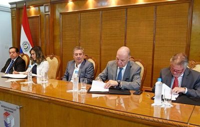 Firman contrato para uso de máquinas de votación