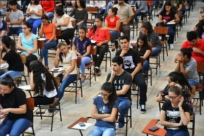 Denuncian arreglos en becas de Itaipú y anuncian manifestación
