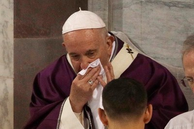 Con el coronavirus en Italia, alerta por el Papa Francisco enfermo con "ligeros síntomas" gripales