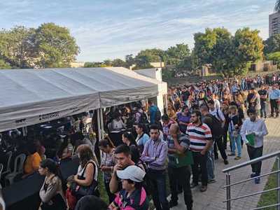 Multitudinaria concurrencia de jóvenes en la primera maratón de empleo