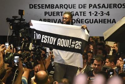 Una multitud recibió a Emanuel Adebayor