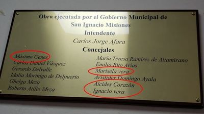La placa del nuevo Juzgado de San Ignacio Misiones tiene varios errores ortográficos
