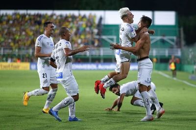Santos se recupera y gana en Argentina
