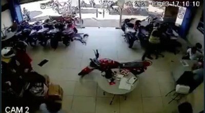 |VIDEO| Entró a un local a robar, no encontró lo que buscaba pero se alzó con objetos de los empleados