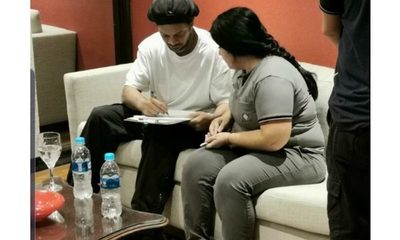 Ronaldinho utilizó documento falso que recibió como “regalo” para ingresar a Paraguay, confirma Fiscalía