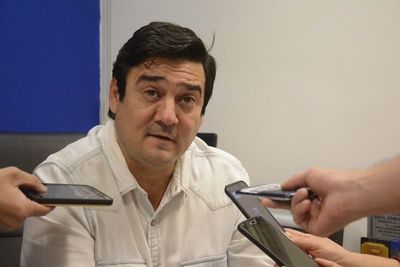 Denuncian a Buzarquis por no pasar pensión alimentaria a su hija hace 18 meses