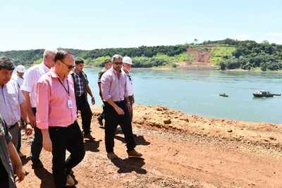 Presidente visita zona de obra del Puente de la Integración