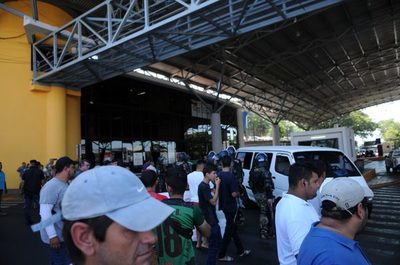 Paseros se manifestaron en el acceso a zona primaria