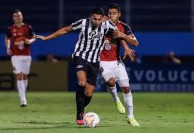 Libertad remontó ante el Caracas y sigue como único puntero en el Grupo H