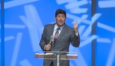 Pastor alienta a "ayunar" para combatir "pestes, dengue y coronavirus"