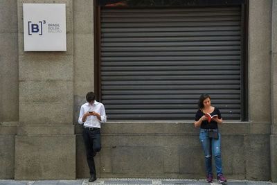 Bolsa de Sao Paulo cae más de 15% y vuelve a suspender operaciones