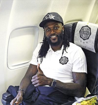 Adebayor ¿se aleja de Olimpia?