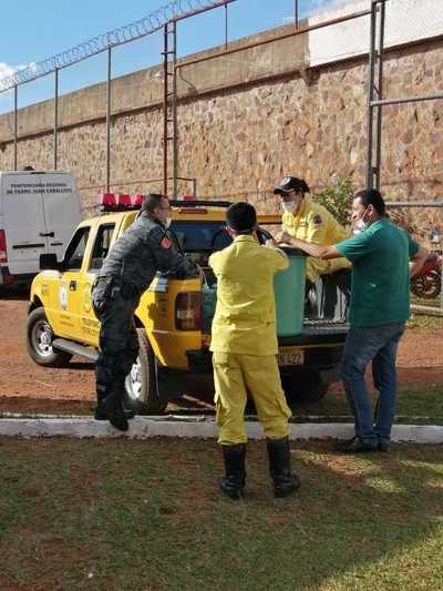 Internos del penal de Pedro Juan Caballero donarán mil litros de lavandina a bomberos voluntarios
