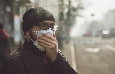 Grupo de profesionales elaboran mascarillas faciales para donar