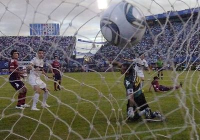Zeballos recuerda cómo fue su paso de Cerro a Olimpia