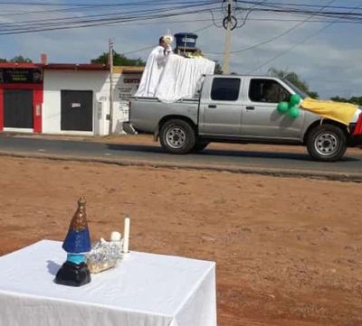 Párrocos bendicen a familias durante esta cuarentena