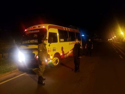 Pasajeros de un bus aislados en hospedaje tras ser detenidos por la Policía en Concepción
