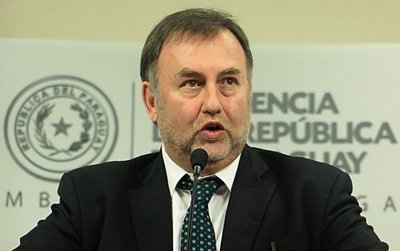 Ministro dice que se confundió y afirma que no devolverán dinero recortado