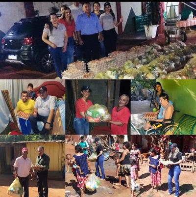 Fiscal y funcionarios donan 60 kits de alimentos a familias carenciadas