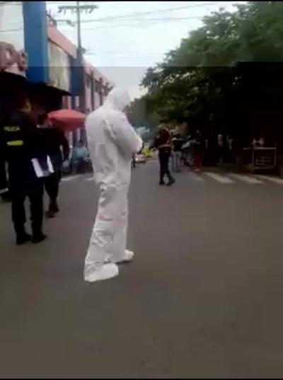 Hombre falleció por muerte súbita formando fila en un supermercado