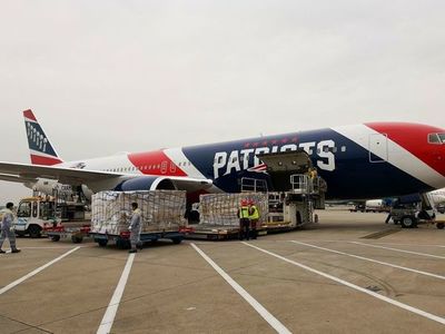 Patriots utilizan su avión para transportar 1,2 millones de mascarillas